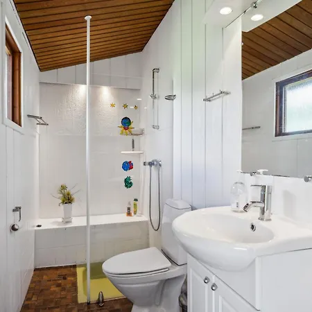 Charming And Well-kept On A Large Natural Plot Close To Forest, And The Cosy Harbour, Shops And Attractions Of 펜션 에벨토프트