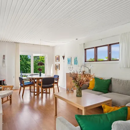 펜션 Charming And Well-kept On A Large Natural Plot Close To Forest, And The Cosy Harbour, Shops And Attractions Of