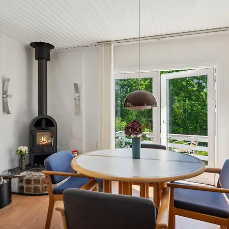 펜션 Charming And Well-kept On A Large Natural Plot Close To Forest, And The Cosy Harbour, Shops And Attractions Of
